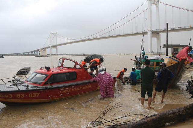 Tìm thấy thi thể 1 trong 2 nạn nhân nhảy cầu Thuận Phước