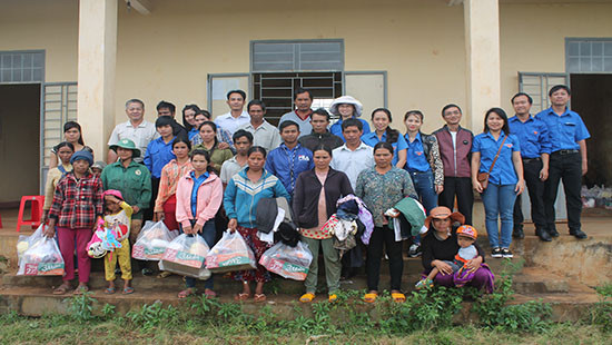Đoàn thanh niên TAND tỉnh Gia Lai trao quà cho người dân vùng khó khăn