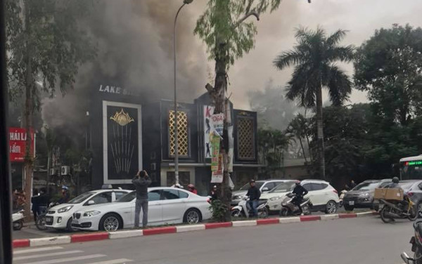 Hà Nội: Cháy lớn tại quán karaoke ở Linh Đàm