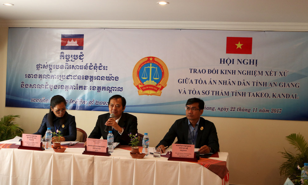 TAND tỉnh An Giang trao đổi kinh nghiệm xét xử với Tòa sơ thẩm Tà Keo và Kan Dal
