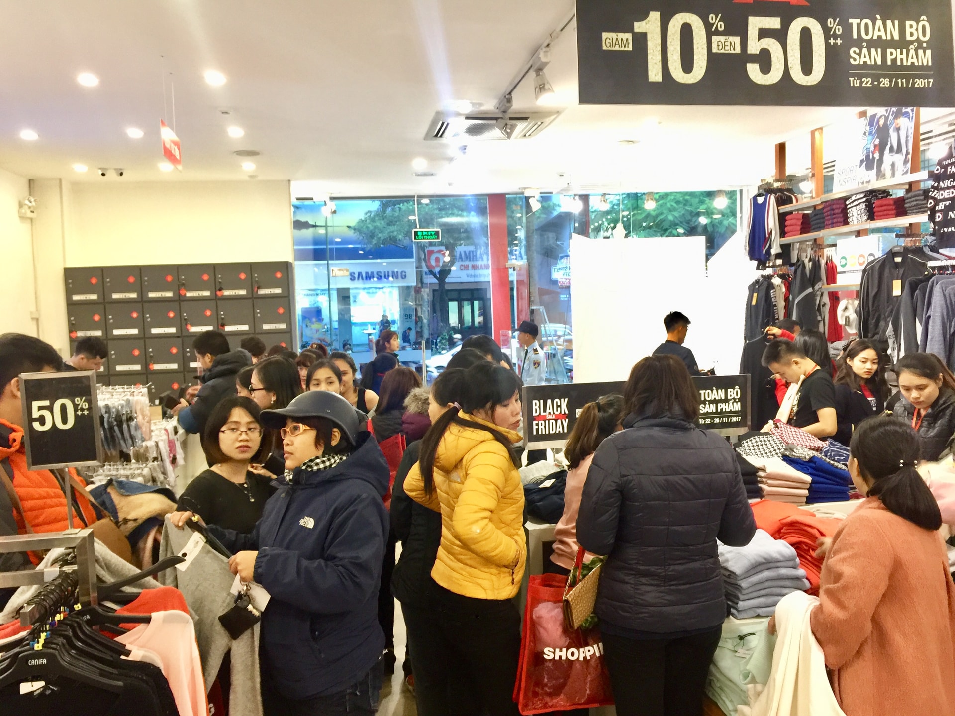 Người Hà Nội đổ xô mua hàng ngày Black Friday