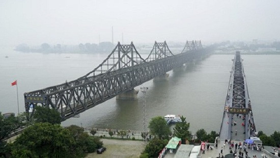 Cây cầu nối giữa Trung Quốc với Triều Tiên bất ngờ đóng cửa