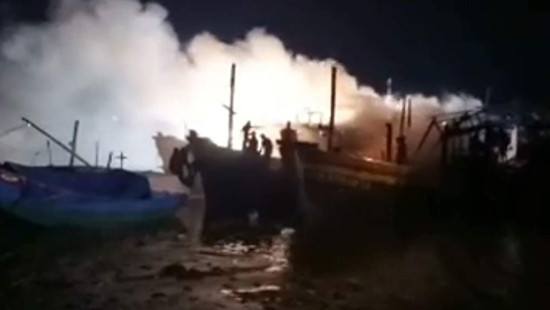 Quảng Bình: Bốn tàu cá bốc cháy ngùn ngụt trong đêm