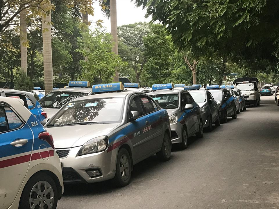 Hà Nội: Vì sao hàng trăm tài xế hãng taxi Ba Sao đình công?