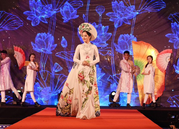 Mãn nhãn với đêm thời trang đầu tiên của Liên hoan phim Việt Nam 2017