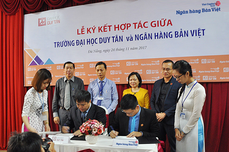 Ngân hàng Bản Việt-Chi nhánh Đà Nẵng ký kết hợp tác với Đại học Duy Tân