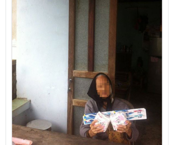 Xôn xao hình ảnh cụ bà nhận “quà cứu trợ lũ lụt” là… băng vệ sinh