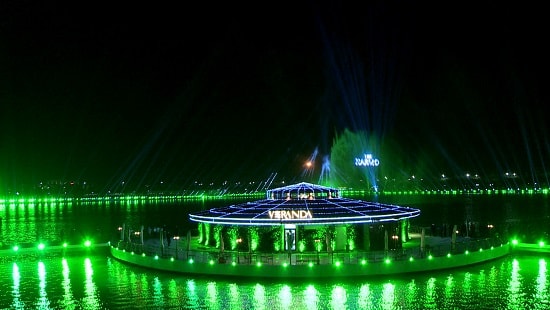 Vinhomes Riverside: Lighting Show hoành tráng trên mặt hồ Harmony