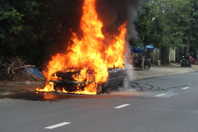 Ô tô 4 chỗ bốc cháy ngùn ngụt trên đường