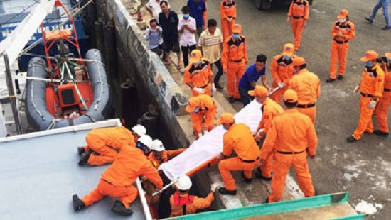 Xót xa đưa 4 ngư dân tử nạn trong vụ chìm tàu trên biển Vũng Tàu vào bờ