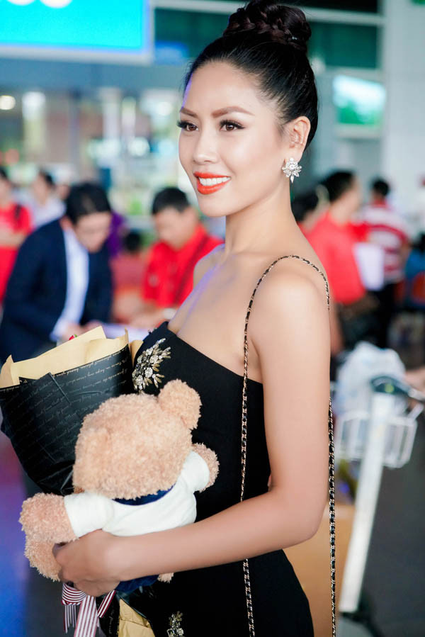 Nguyễn Thị Loan rạng rỡ trở về sau Miss Universe 2017