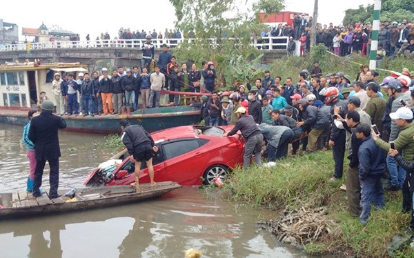 Vụ xe ô tô lao xuống sông ở Hải Dương: Nam thanh niên tử vong trong xe