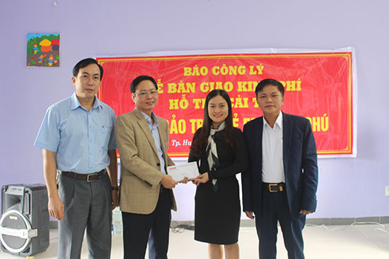 Báo Công lý tặng quà và hỗ trợ kinh phí cho Trung tâm bảo trợ trẻ em mồ côi tại Huế
