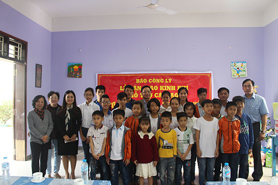 Báo Công lý tặng quà và hỗ trợ kinh phí cho Trung tâm bảo trợ trẻ em mồ côi tại Huế
