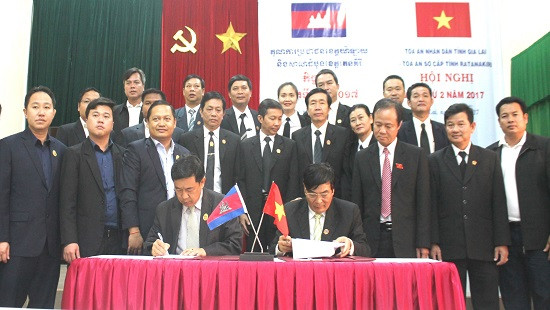 Trao đổi kinh nghiệm giữa TAND tỉnh Gia Lai và Tòa án sơ thẩm tỉnh Ratanakiri (CPC)