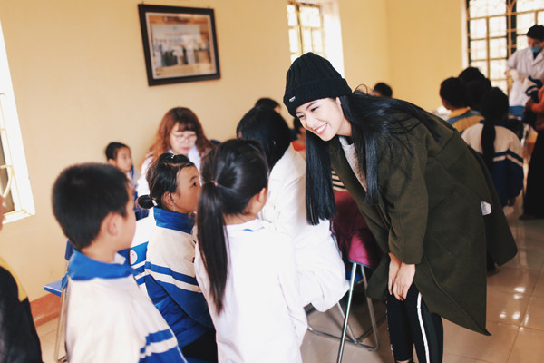 Hoa hậu Ngọc Hân theo đoàn bác sĩ về Yên Bái khám bệnh cho trẻ em nghèo