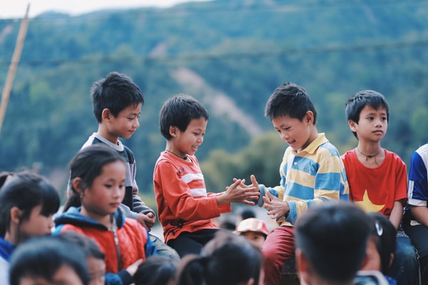 Hoa hậu Ngọc Hân theo đoàn bác sĩ về Yên Bái khám bệnh cho trẻ em nghèo