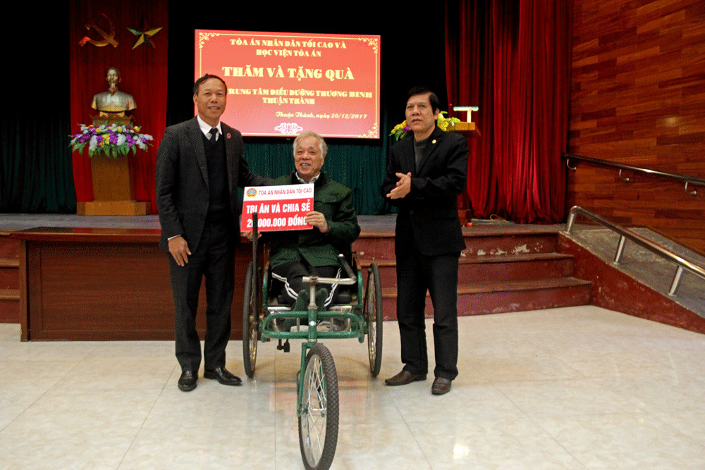 Phó Chánh án TANDTC thăm và tặng quà Trung tâm Điều dưỡng thương binh Thuận Thành