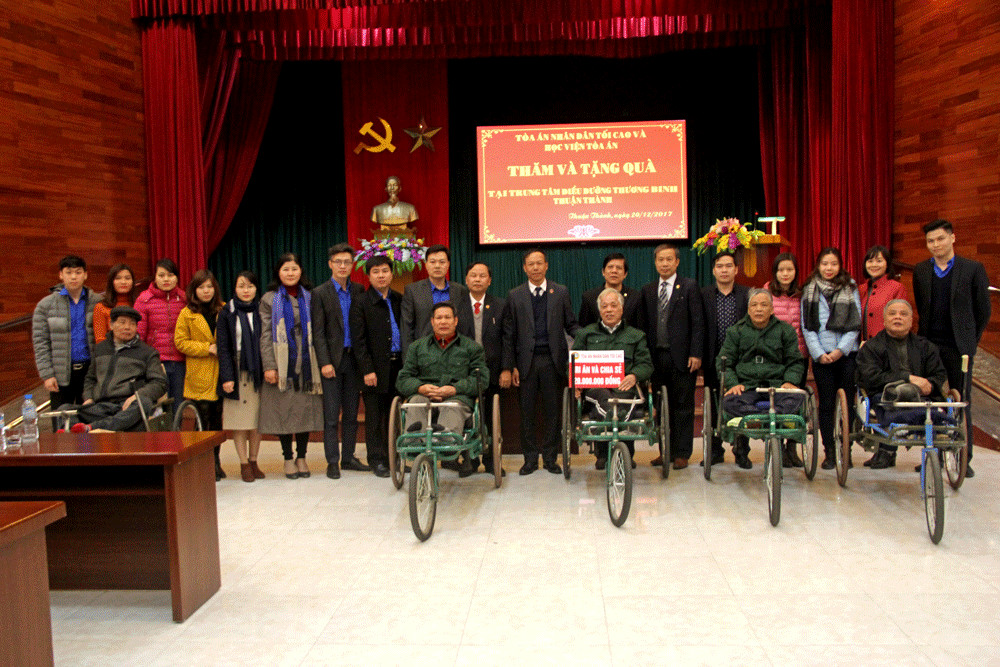 Phó Chánh án TANDTC thăm và tặng quà Trung tâm Điều dưỡng thương binh Thuận Thành