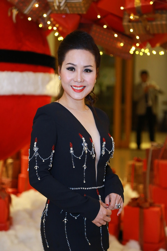 Nữ hoàng doanh nhân Kim Chi diện váy đính từ 500 viên kim cương