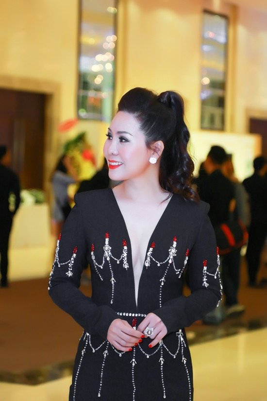 Nữ hoàng doanh nhân Kim Chi diện váy đính từ 500 viên kim cương