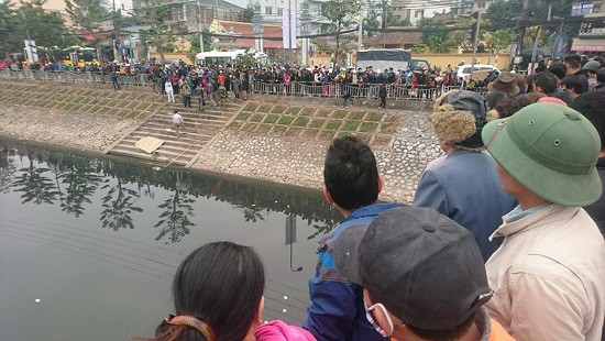 Hàng trăm người dân tụ tập xem trục vớt thi thể ở sông Tô Lịch