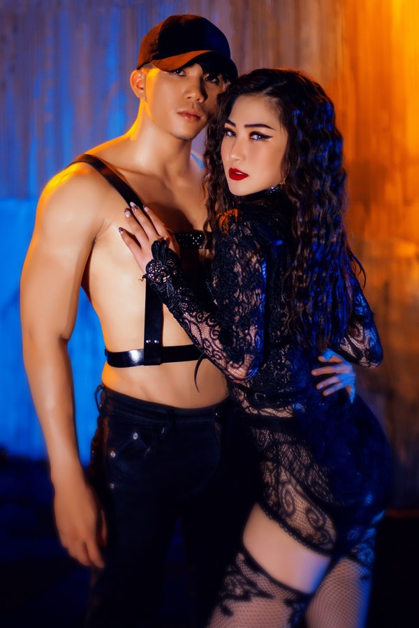 Nhận nút bạc, Hương Tràm lại tung MV hot như Em gái mưa