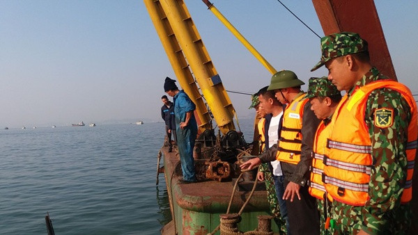 Tàu chở 31 hành khách chìm trên Vịnh Hạ Long sau va chạm với xà lan