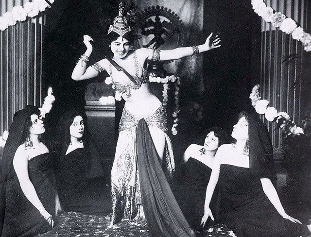 Từ một vũ nữ, bà Mata Hari đã trở thành một điệp viên. (Ảnh: Style)