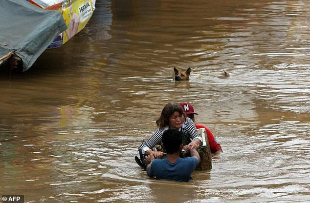 Một người phụ nữ được sơ tán khỏi vùng lũ ở Philippines do ảnh hưởng của bão Tembin. (Ảnh: AFP)