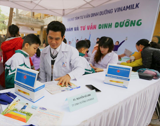 Quỹ sữa Vươn cao Việt Nam đem niềm vui cuối năm đến trẻ em tỉnh Hưng Yên