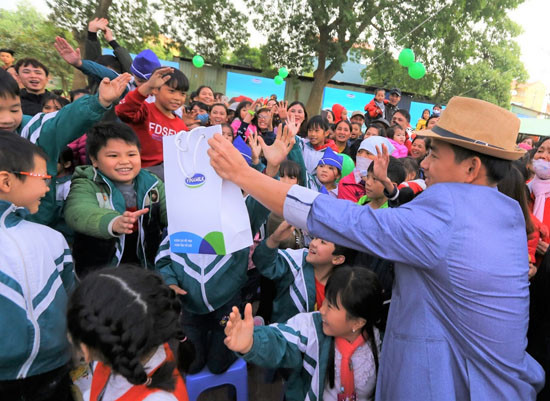 Quỹ sữa Vươn cao Việt Nam đem niềm vui cuối năm đến trẻ em tỉnh Hưng Yên