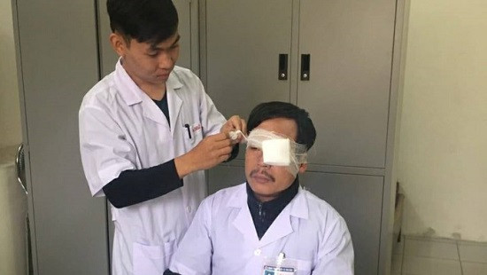 Bác sĩ bị người nhà bệnh nhân đánh gãy mũi khi đang cấp cứu