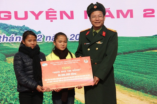 Hàng trăm chiếc áo ấm được trao cho học sinh nghèo ở Sơn La