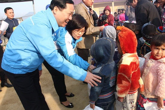 Hàng trăm chiếc áo ấm được trao cho học sinh nghèo ở Sơn La