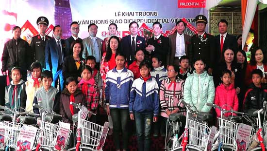 Prudential trao xe đạp cho học sinh nghèo nhân dịp khai trương Tổng đại lý