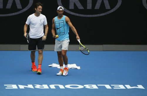 Nadal cùng HLV mới Carlos Moya. Ảnh: Reuters.