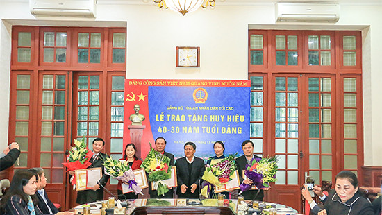 Đảng ủy TANDTC tổ chức Lễ trao tặng Huy hiệu 30 - 40 năm tuổi Đảng