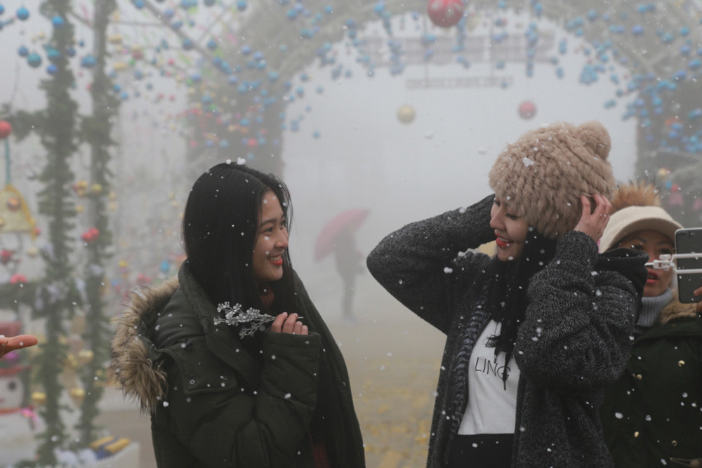 Bật mí cách pose hình trong mưa tuyết siêu lãng mạn trên đỉnh Fansipan