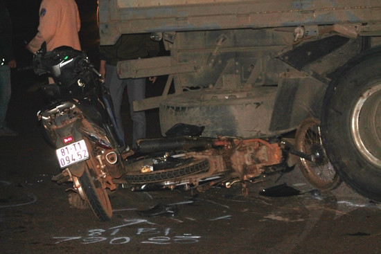 Hai xe máy tông vào xe ô tô,  4 người thương vong