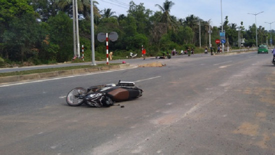 Kiên Giang: Hai xe máy tông nhau, 3 người thương vong