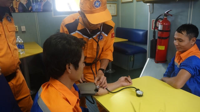 Cứu 6 ngư dân Nam Định gặp nạn trên biển