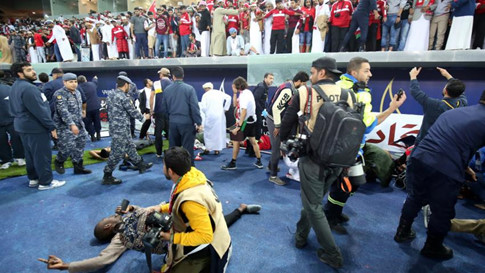 Sập sân vận động ở trận chung kết Cúp Vùng vịnh, hàng chục người bị thương