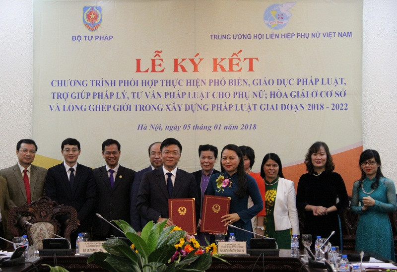 Bộ Tư pháp và Hội LHPN VN ký kết chương trình phối hợp thực hiện phổ biến giáo dục pháp luật