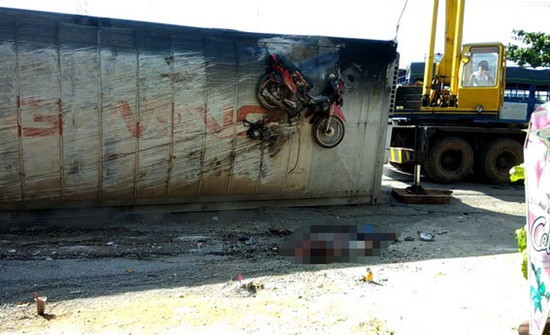 Container lật ra đường đè nát người đàn ông cùng xe máy