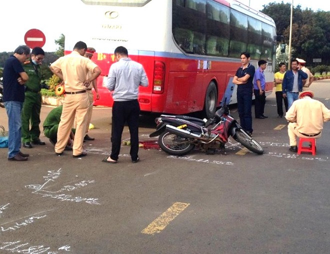 Đắk Lắk: Va chạm với xe khách, nữ hiệu phó bị cán tử vong