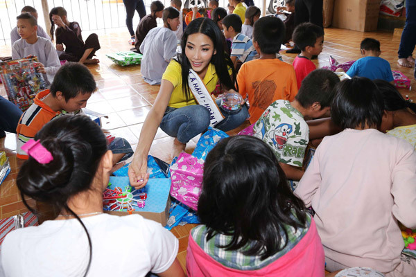 Tân Hoa hậu hoàn vũ Việt Nam đi từ thiện sau đăng quang