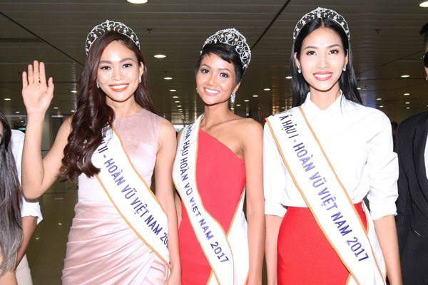Top 3 Hoa hậu hoàn vũ Việt Nam bị fan vây kín ở sân bay Tân Sơn Nhất