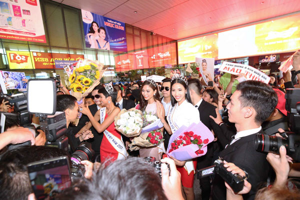 Top 3 Hoa hậu hoàn vũ Việt Nam bị fan vây kín ở sân bay Tân Sơn Nhất