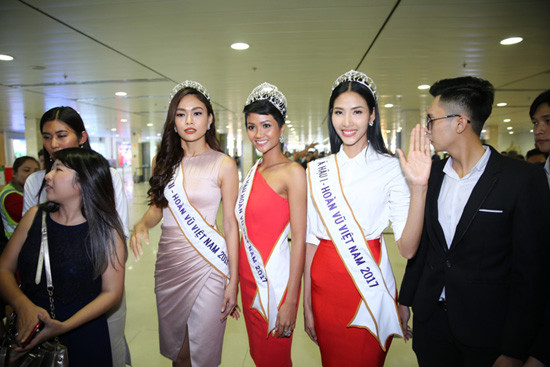 Sự thật đằng sau dải băng đỏ Hoa hậu H’Hen Niê đeo tại sân bay